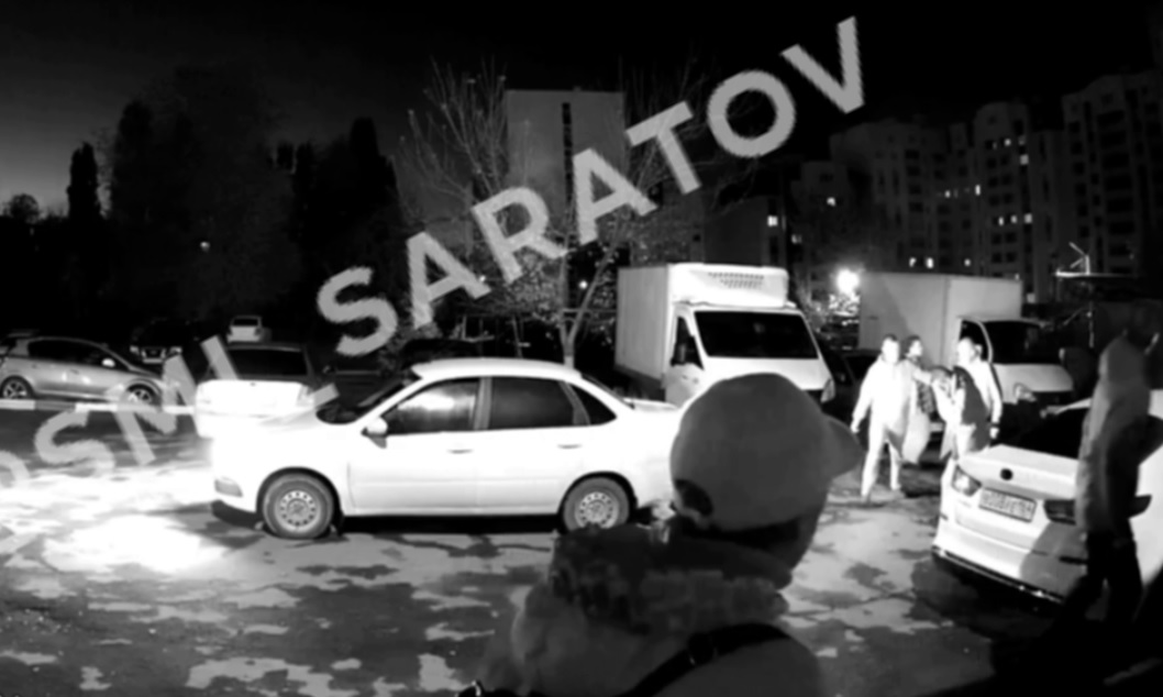 Агрессивный мужчина избил саратовчанку во дворе дома, началась проверка